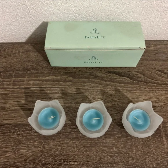 PartyLite Frosted Lotus Blossom Trio Votive/Tealight Candle Holder (NWT). - Picture 2 of 5